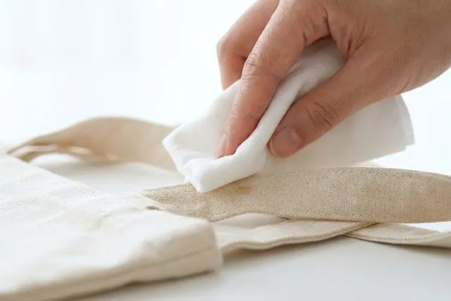 バッグ持ち手黒ずみ落とし方｜本革・布も傷めず綺麗にする安全ケア手順