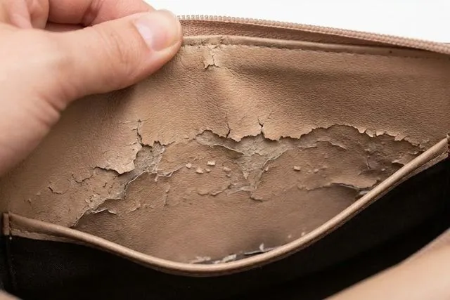 革バッグのベタつき直し方は？