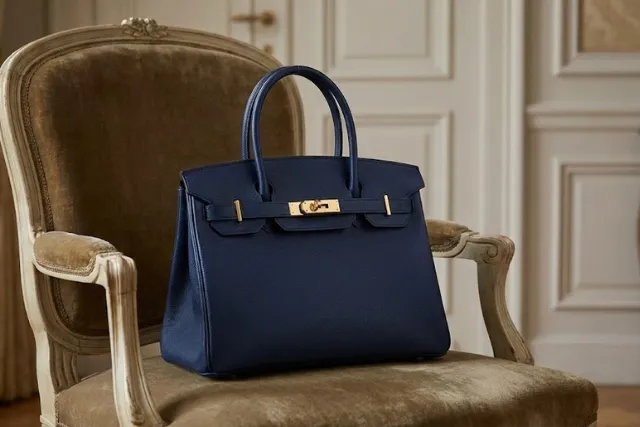 鞄ブランドのネイビーは合わせにくい？レディースコーデの正解と選び方