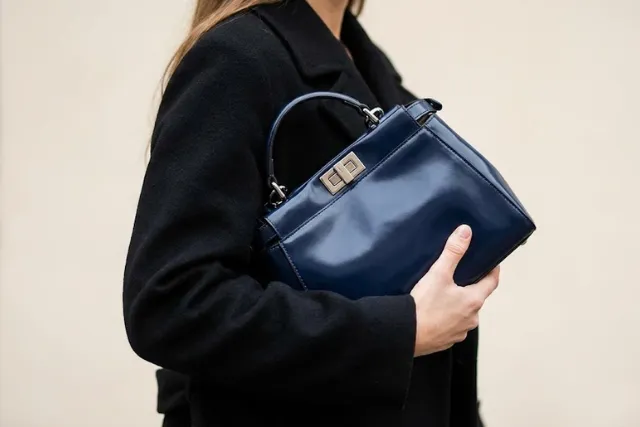 鞄ブランドのネイビーは合わせにくい？レディースコーデの正解と選び方