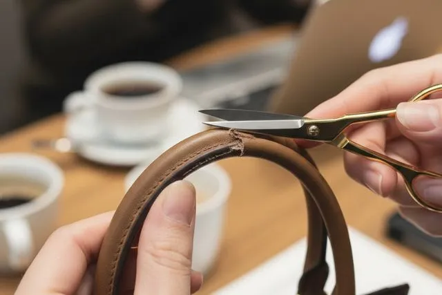 バッグのコバ剥がれを応急処置で救う