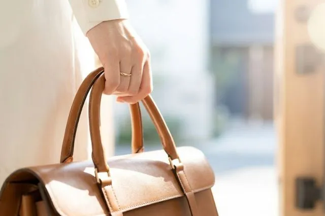 バッグ修理を自分でやるのはやめた方がいい？